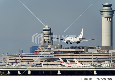 空港に着陸する航空機 空港に着陸する航空機 98900700