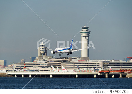 空港に着陸する航空機 空港に着陸する航空機 98900709