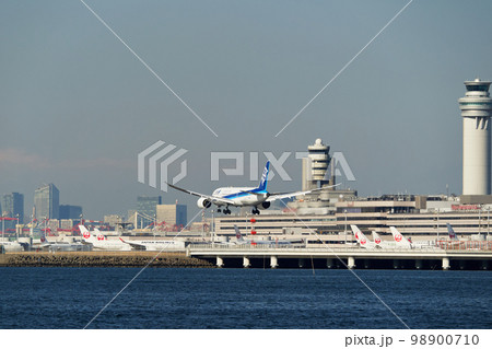 空港に着陸する航空機 空港に着陸する航空機 98900710