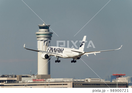 空港に着陸する航空機 98900721