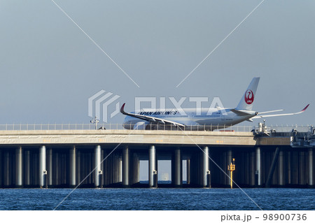 航空機の駐機 98900736