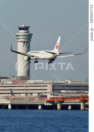 空港に着陸する航空機 空港に着陸する航空機 98900743