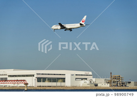 空港に着陸する航空機 空港に着陸する航空機 98900749