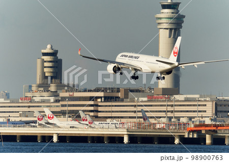 空港に着陸する航空機 空港に着陸する航空機 98900763