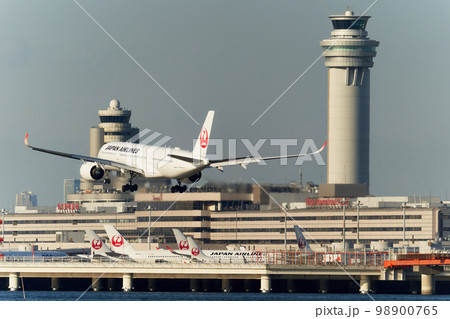 空港に着陸する航空機 空港に着陸する航空機 98900765