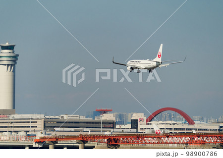 空港に着陸する航空機 空港に着陸する航空機 98900786