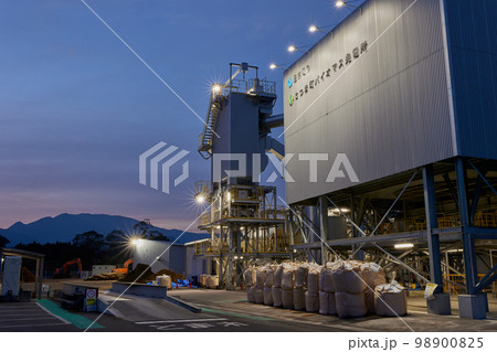 さつま町バイオマス発電所と紫尾山 さつま町バイオマス発電所と紫尾山 98900825