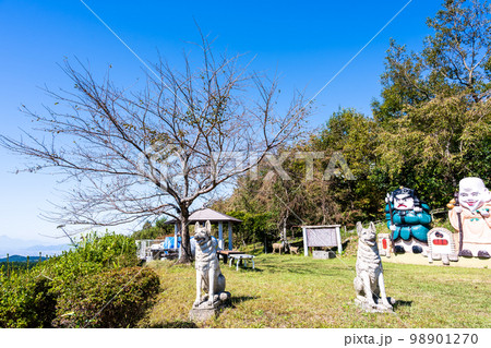 阿蘇の山並みにある行楽・公園風景(穴場観光スポット)【やすらぎの丘 七福神】 阿蘇の山並みにある行楽・公園風景(穴場観光スポット)【やすらぎの丘 七福神】 98901270