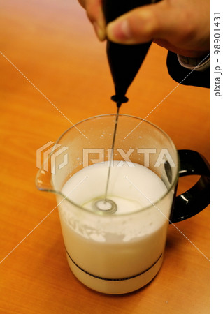 ホットミルクを泡立てるミルクフォーマー 98901431