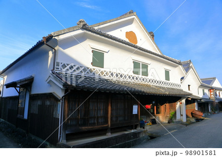 【佐賀県】晴天の肥前浜宿の酒蔵通り 98901581