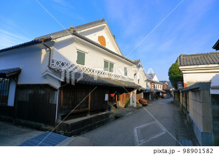 【佐賀県】晴天の肥前浜宿の酒蔵通り 98901582