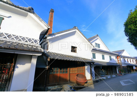 【佐賀県】晴天の肥前浜宿の酒蔵通り 98901585
