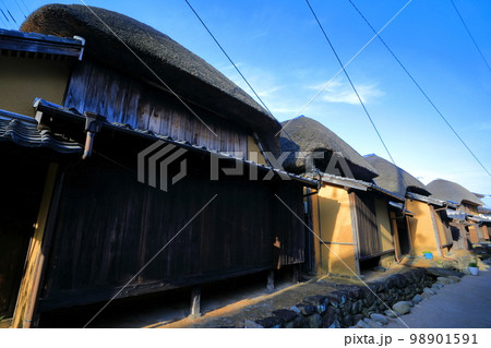 【佐賀県】晴天の肥前浜宿の茅葺町家 【佐賀県】晴天の肥前浜宿の茅葺町家 98901591