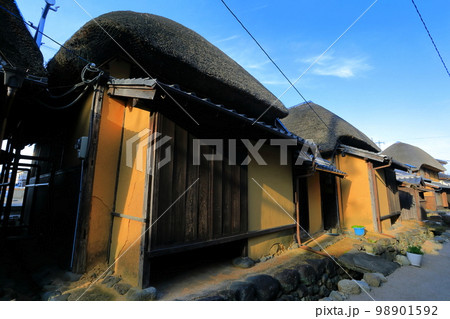 【佐賀県】晴天の肥前浜宿の茅葺町家 【佐賀県】晴天の肥前浜宿の茅葺町家 98901592