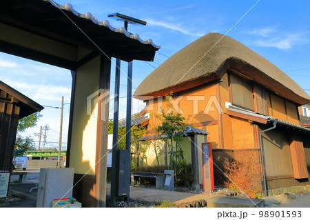 【佐賀県】晴天の肥前浜宿の茅葺町家 【佐賀県】晴天の肥前浜宿の茅葺町家 98901593