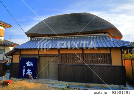 【佐賀県】晴天の肥前浜宿の茅葺町家 【佐賀県】晴天の肥前浜宿の茅葺町家 98901595