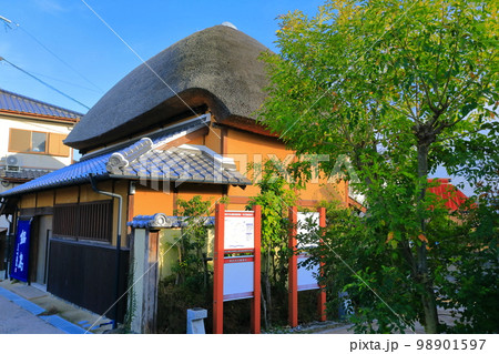 【佐賀県】晴天の肥前浜宿の茅葺町家 【佐賀県】晴天の肥前浜宿の茅葺町家 98901597