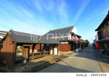 【佐賀県】晴天の肥前浜宿の酒蔵通り 98901608