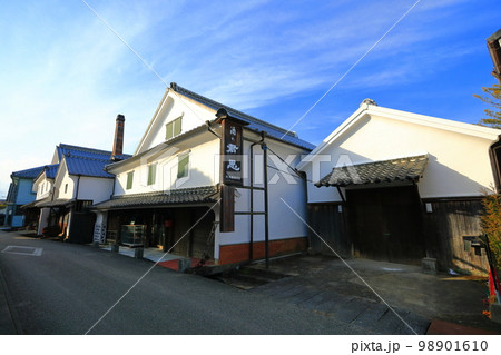 【佐賀県】晴天の肥前浜宿の酒蔵通り 【佐賀県】晴天の肥前浜宿の酒蔵通り 98901610