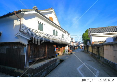 【佐賀県】晴天の肥前浜宿の酒蔵通り 【佐賀県】晴天の肥前浜宿の酒蔵通り 98901612
