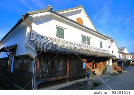 【佐賀県】晴天の肥前浜宿の酒蔵通り 【佐賀県】晴天の肥前浜宿の酒蔵通り 98901613