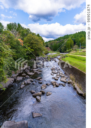 円形分水(えんけいぶんすい)周辺風景 穴場観光名所でもある自然豊かな農業用水 円形分水の秋景色 円形分水(えんけいぶんすい)周辺風景 穴場観光名所でもある自然豊かな農業用水 円形分水の秋景色 98901874