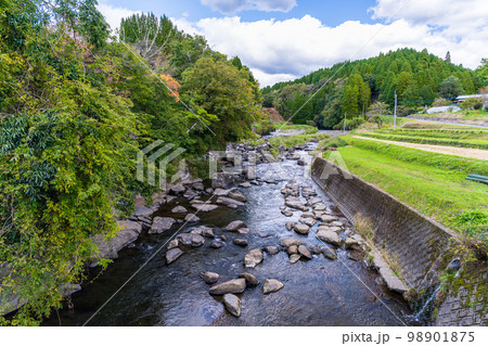 円形分水(えんけいぶんすい)周辺風景 穴場観光名所でもある自然豊かな農業用水 円形分水の秋景色 円形分水(えんけいぶんすい)周辺風景 穴場観光名所でもある自然豊かな農業用水 円形分水の秋景色 98901875