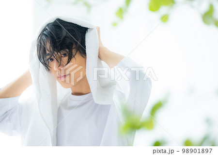 白いTシャツの男性　20代  98901897