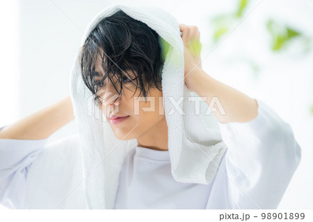 白いTシャツの男性　20代  98901899