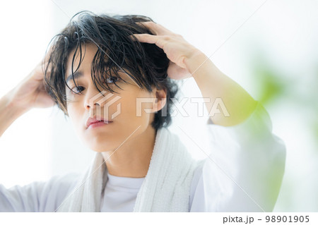 白いTシャツの男性　20代  98901905