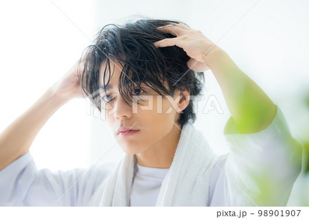 白いTシャツの男性　20代  98901907