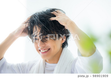 白いTシャツの男性　20代  98901909