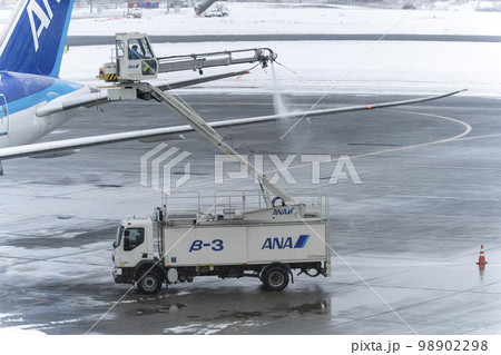 冬の空港　デアイシングカーによる除氷　北海道千歳市 98902298
