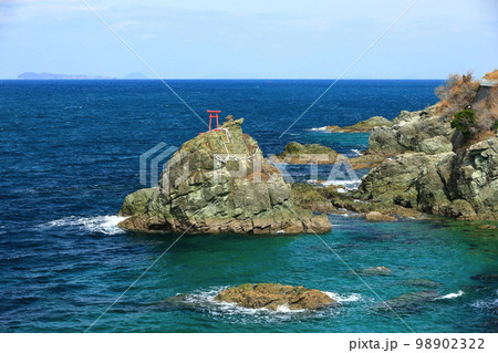 【愛媛県】伊予灘の綱掛岩（櫛生海岸） 98902322