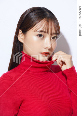 赤いニットを着た若い女性のビューティー ポートレート 98902841