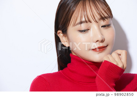 赤いニットを着た若い女性のビューティー ポートレート 赤いニットを着た若い女性のビューティー ポートレート 98902850
