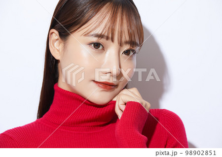 赤いニットを着た若い女性のビューティー ポートレート 98902851