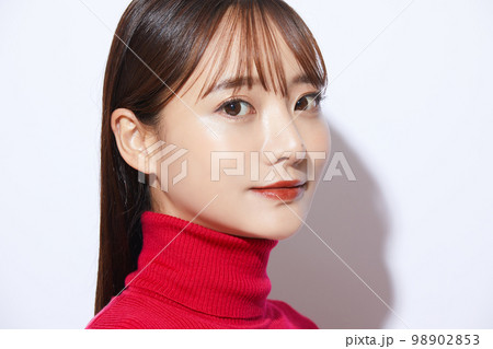 赤いニットを着た若い女性のビューティー ポートレート 98902853