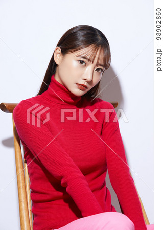 赤いニットを着た若い女性のビューティー ポートレート 98902860