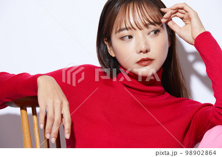 赤いニットを着た若い女性のビューティー ポートレート 98902864