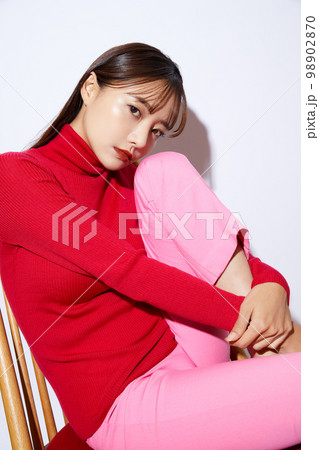 赤いニットを着た若い女性のビューティー ポートレート 赤いニットを着た若い女性のビューティー ポートレート 98902870