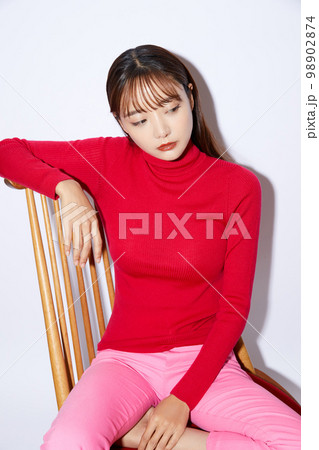 赤いニットを着た若い女性のビューティー ポートレート 98902874