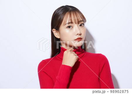 赤いニットを着た若い女性のビューティー ポートレート 98902875