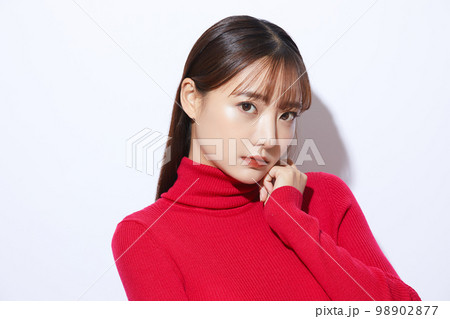 赤いニットを着た若い女性のビューティー ポートレート 98902877