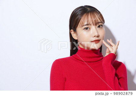 赤いニットを着た若い女性のビューティー ポートレート 98902879