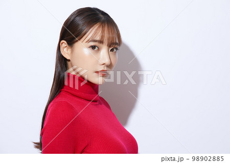 赤いニットを着た若い女性のビューティー ポートレート 98902885