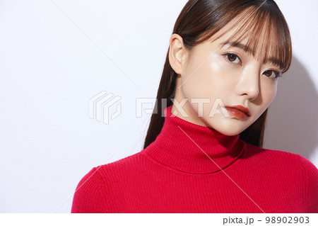 赤いニットを着た若い女性のビューティー ポートレート 赤いニットを着た若い女性のビューティー ポートレート 98902903