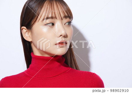 赤いニットを着た若い女性のビューティー ポートレート 98902910
