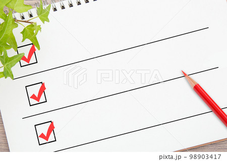 チェックリストと赤鉛筆 チェックリストと赤鉛筆 98903417