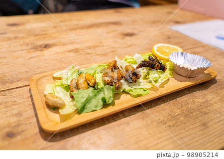 スズメバチの食べ比べ 98905214